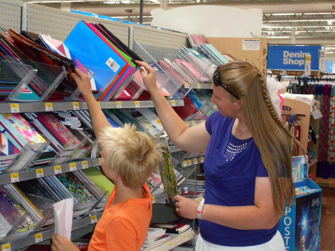 Amanda-&-Aleesa-shopping2