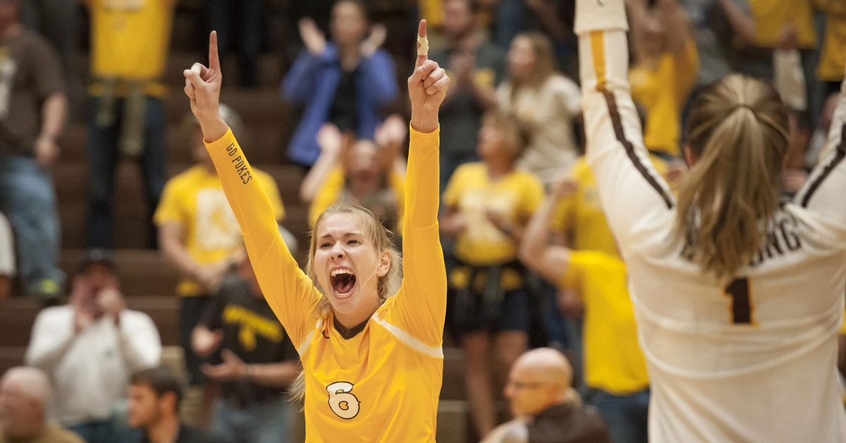 Road Swing Continues for UW Volleyball