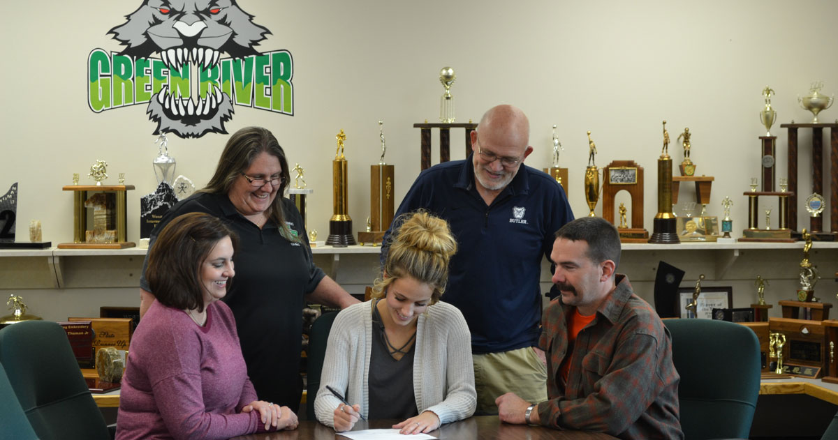 Wyoming Swimming and Diving Adds 24 Signees, Including GR’s Avery Otto