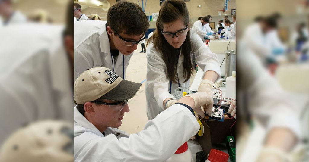 Local Students Help UW Place Seventh in ChemE Car Competition