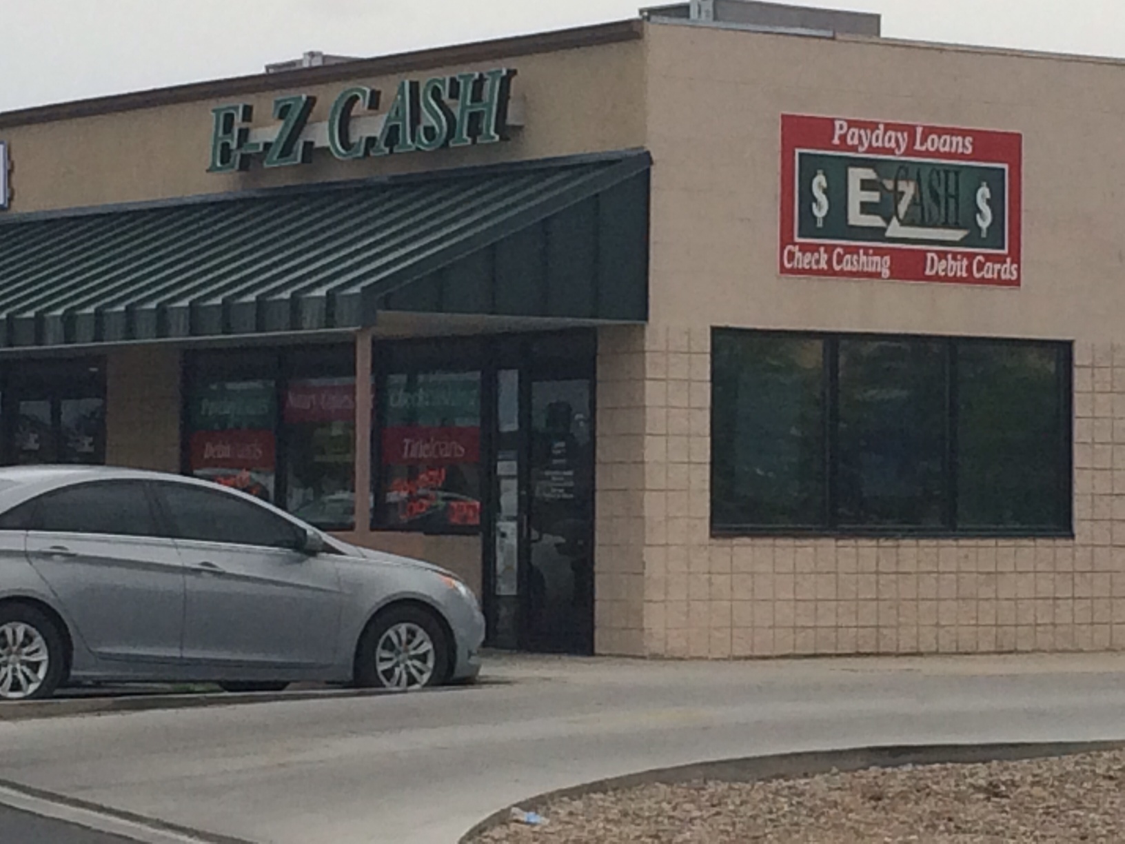 RSPD: EZ Cash robber may have been wearing a wig