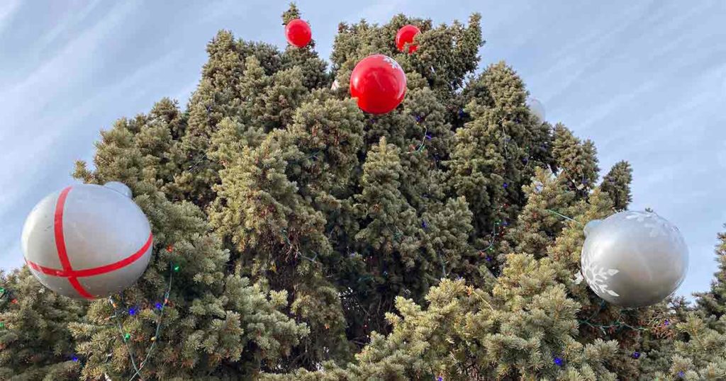 City Employees Make Christmas Ornaments for Mayor’s Christmas Tree
