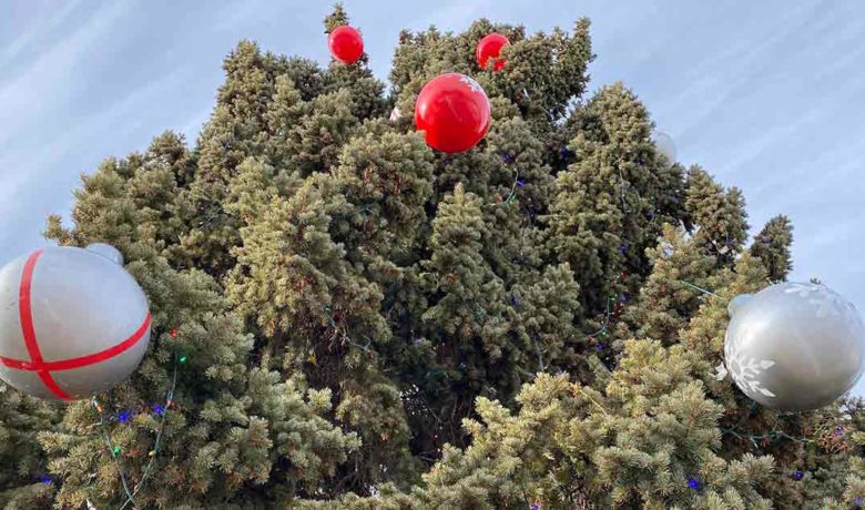 City Employees Make Christmas Ornaments for Mayor’s Christmas Tree