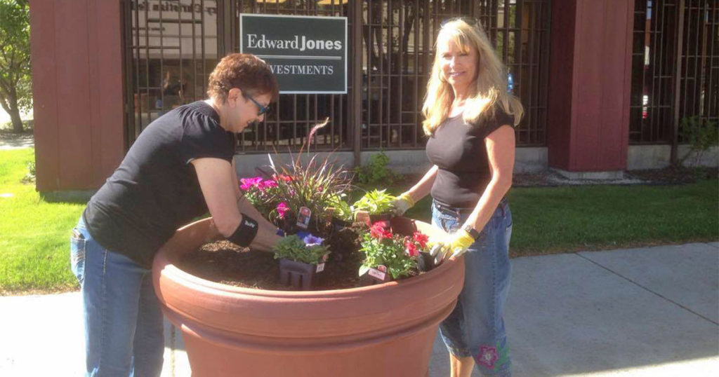 Volunteers Needed to Plant Flowers Downtown Tomorrow￼
