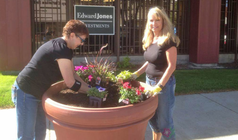 Volunteers Needed to Plant Flowers Downtown Tomorrow￼