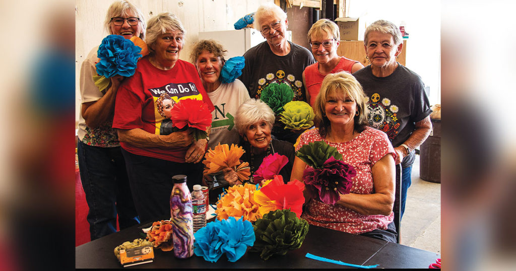 Actors’ Mission Members Met to Create Crepe Paper Flowers