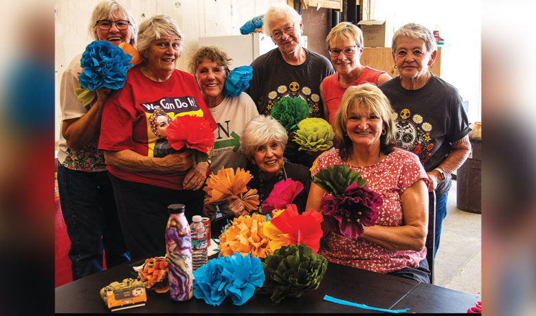 Actors’ Mission Members Met to Create Crepe Paper Flowers