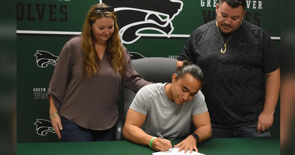 Salmo Inks Football Talents With Concordia University Chicago