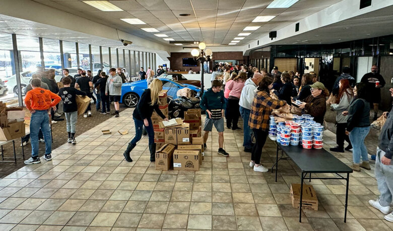 307 Auto Plaza Gives Out More Than 400 Thanksgiving Dinners Wednesday