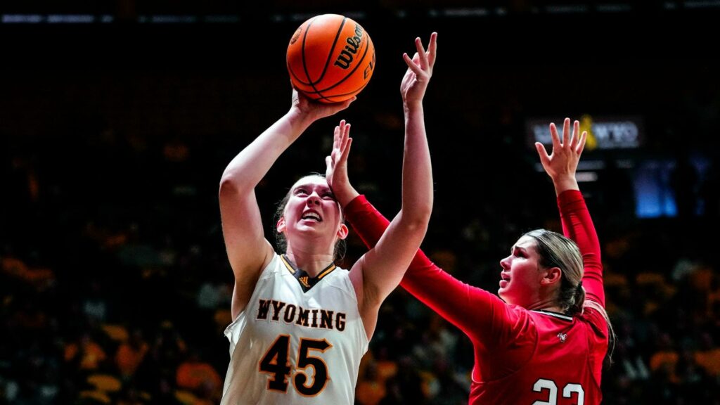Cowgirls Dominate South Dakota, Advance in WNIT
