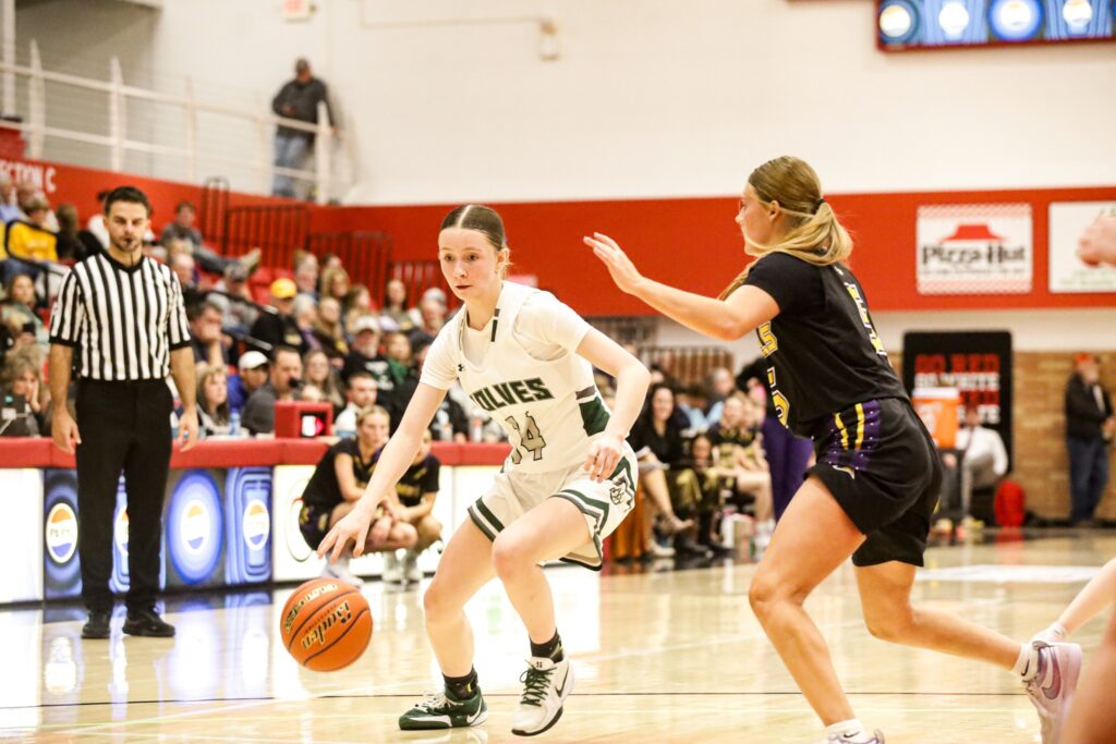Lady Wolves Dominate Star Valley to Stay Alive at State