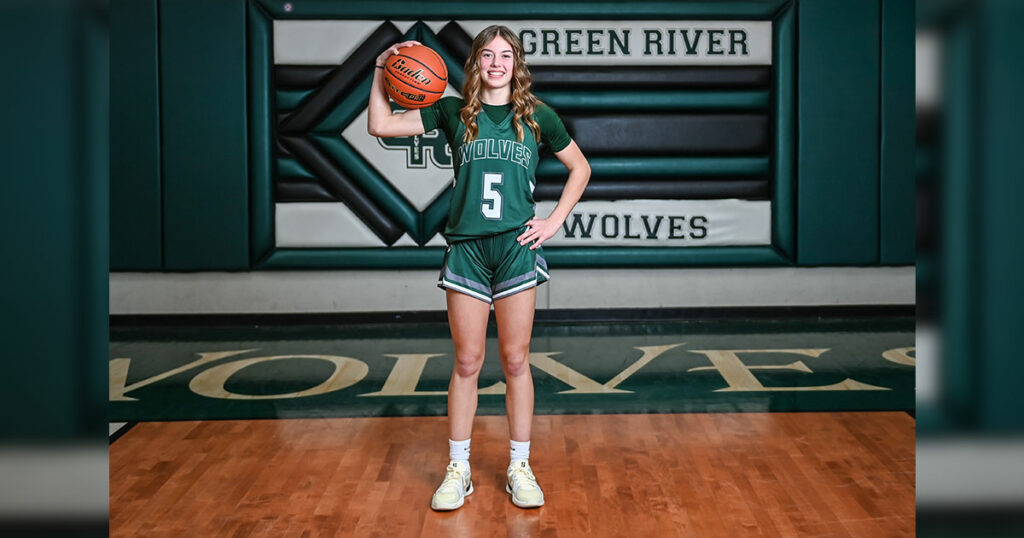 Lady Braves Raise $3,000 for Green River Family