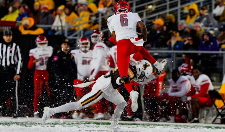 Blocked Punts Doom Wyoming in 31-17 Homecoming Loss to UNLV
