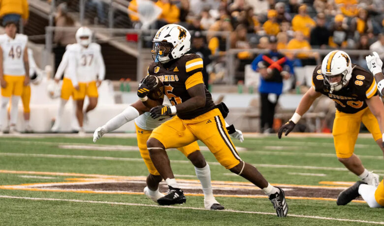 Wyoming Rallies Late to Defeat San Jose State 35–28