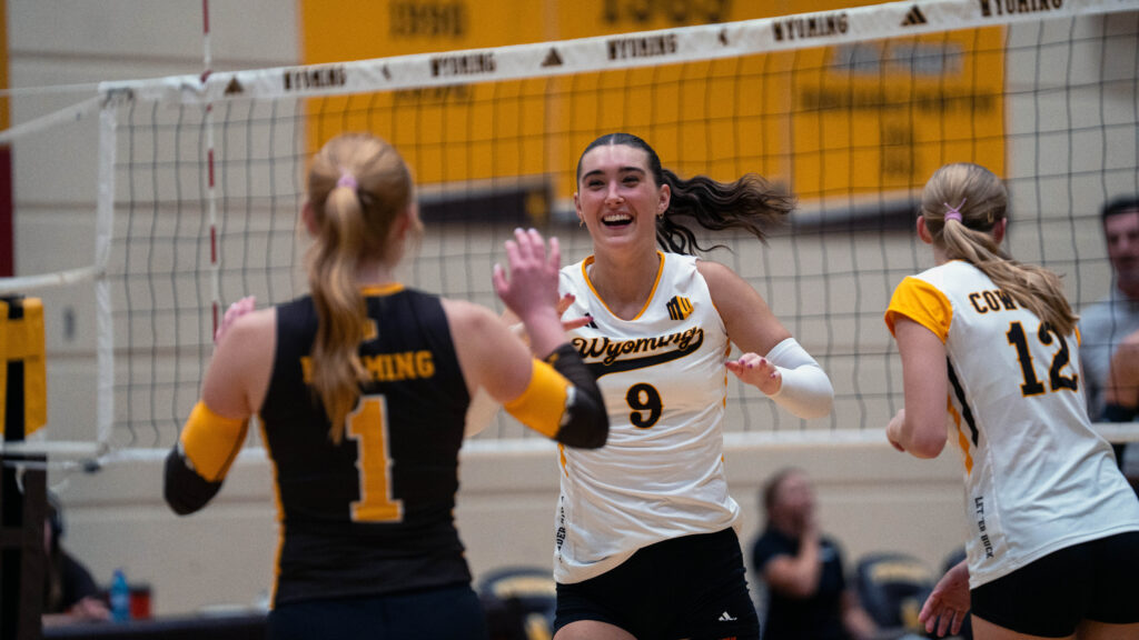 UW Volleyball Closes Nonconference at Idaho State